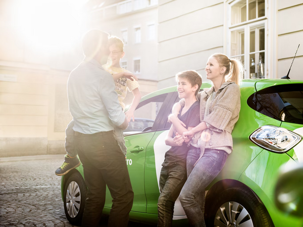 Familie vor einem Elektroauto