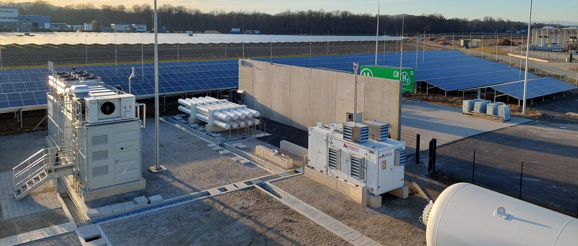  Wasserstoffanlage im Vordergrund und Photovoltaik-Paneele im Hintergrund