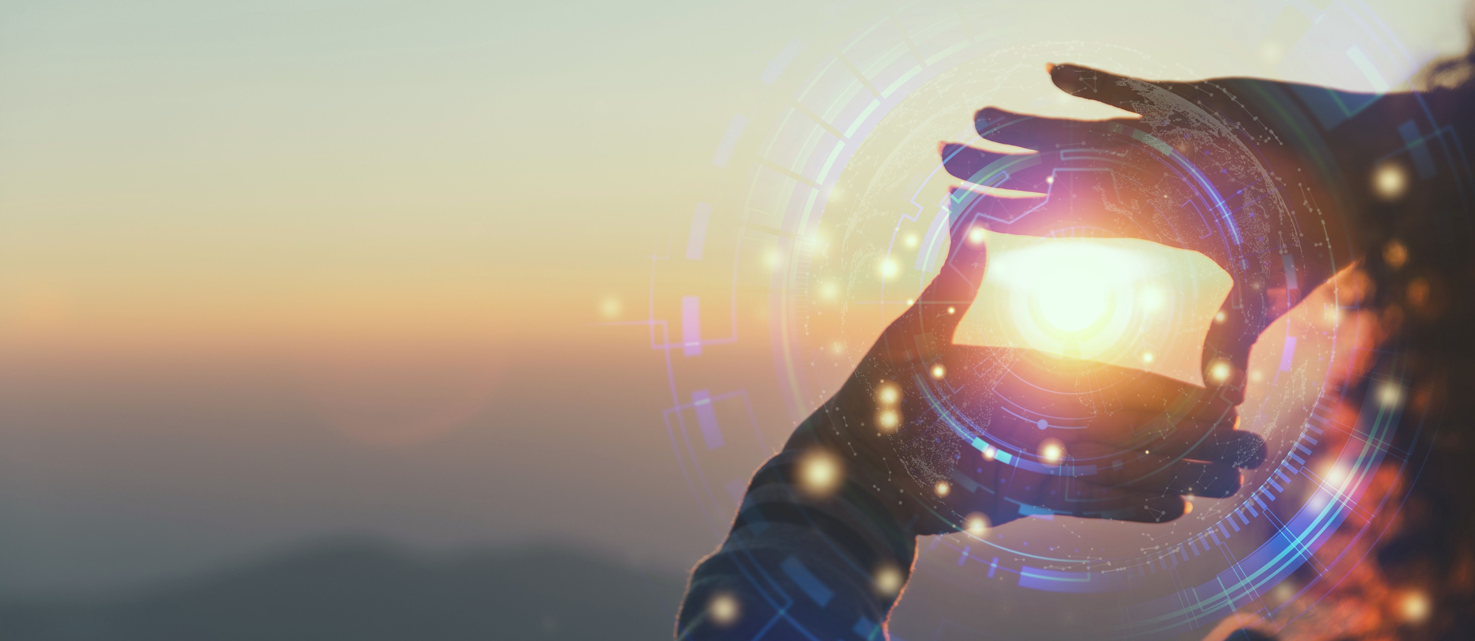 Zwei Hände durch die die Sonne schaut in einem Digitalen Look