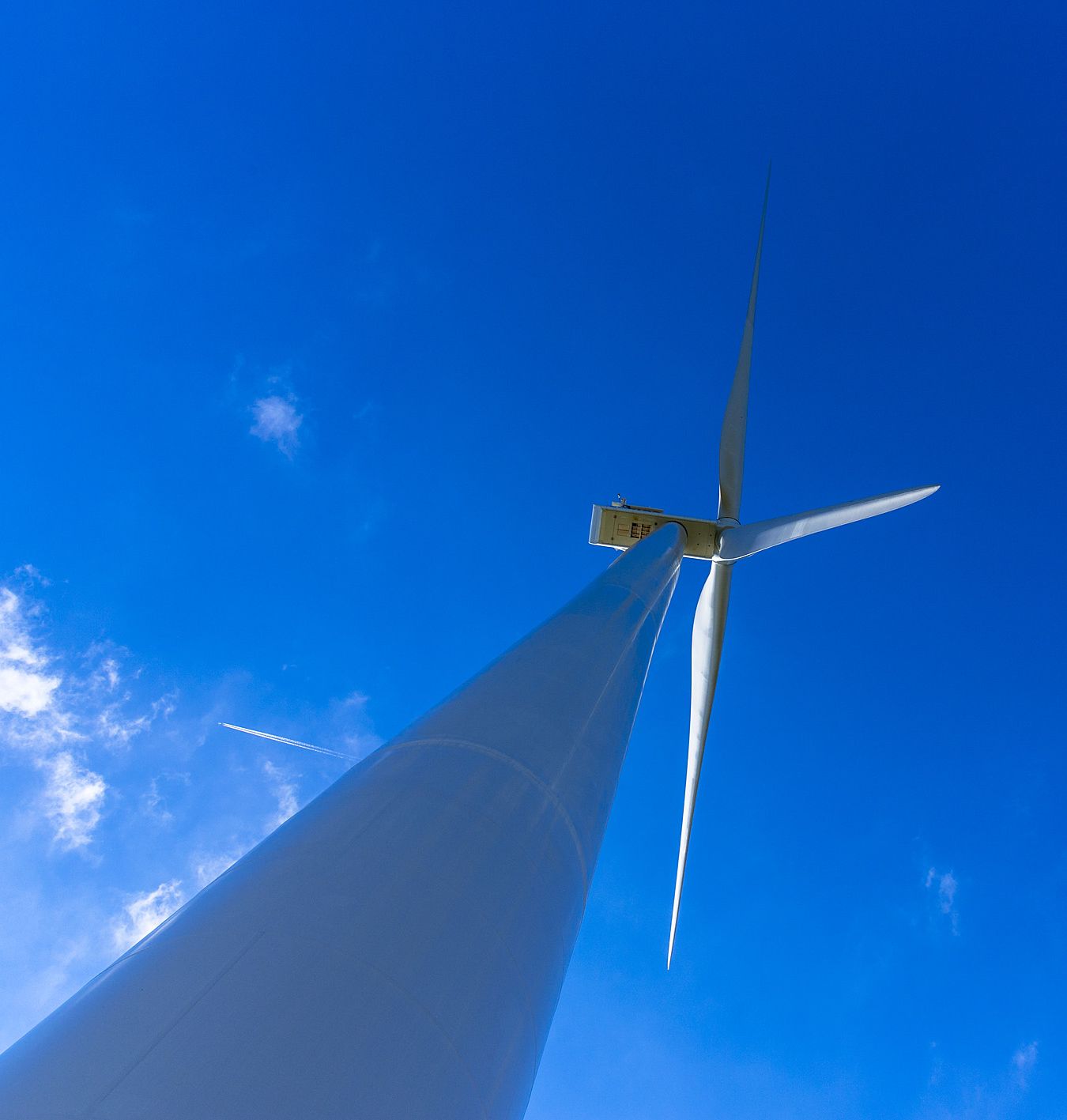 Windrad und blauer Himmel 