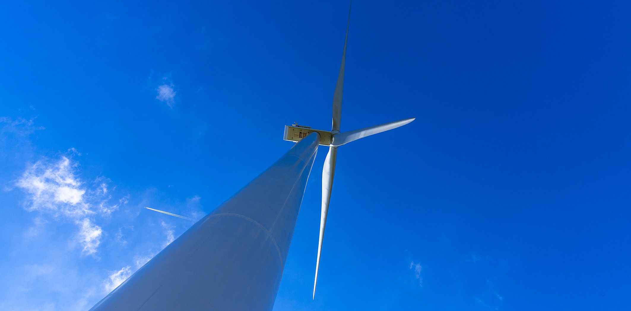 Windrad und blauer Himmel 
