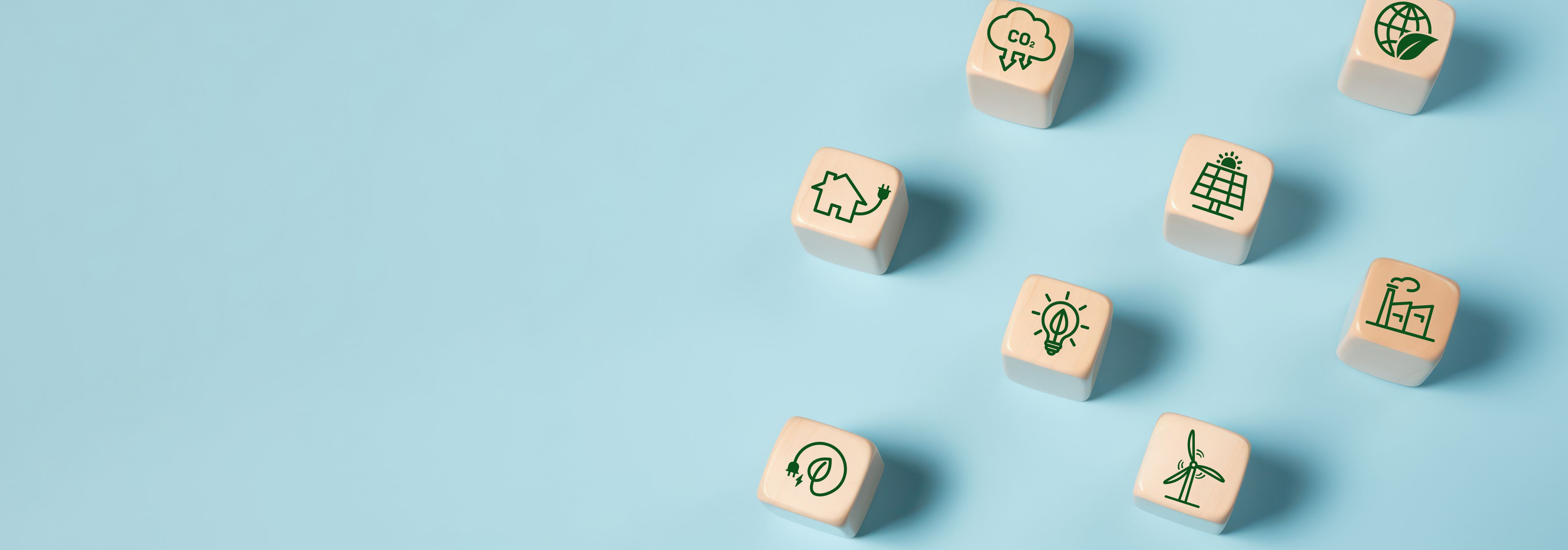 Blauer Hintergrund und 8 Würfel aus Holz 