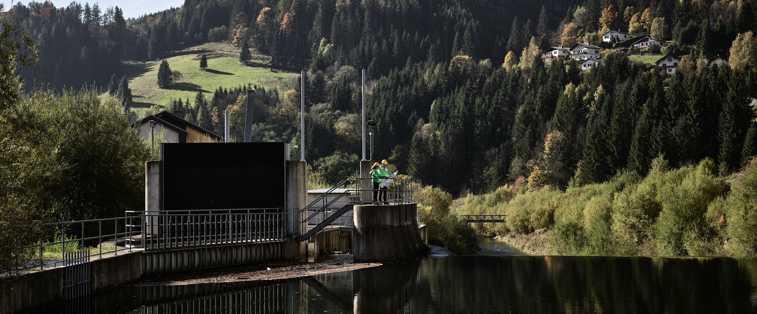 o Wasserwerk im Vordergrund und Wald im Hintergrund