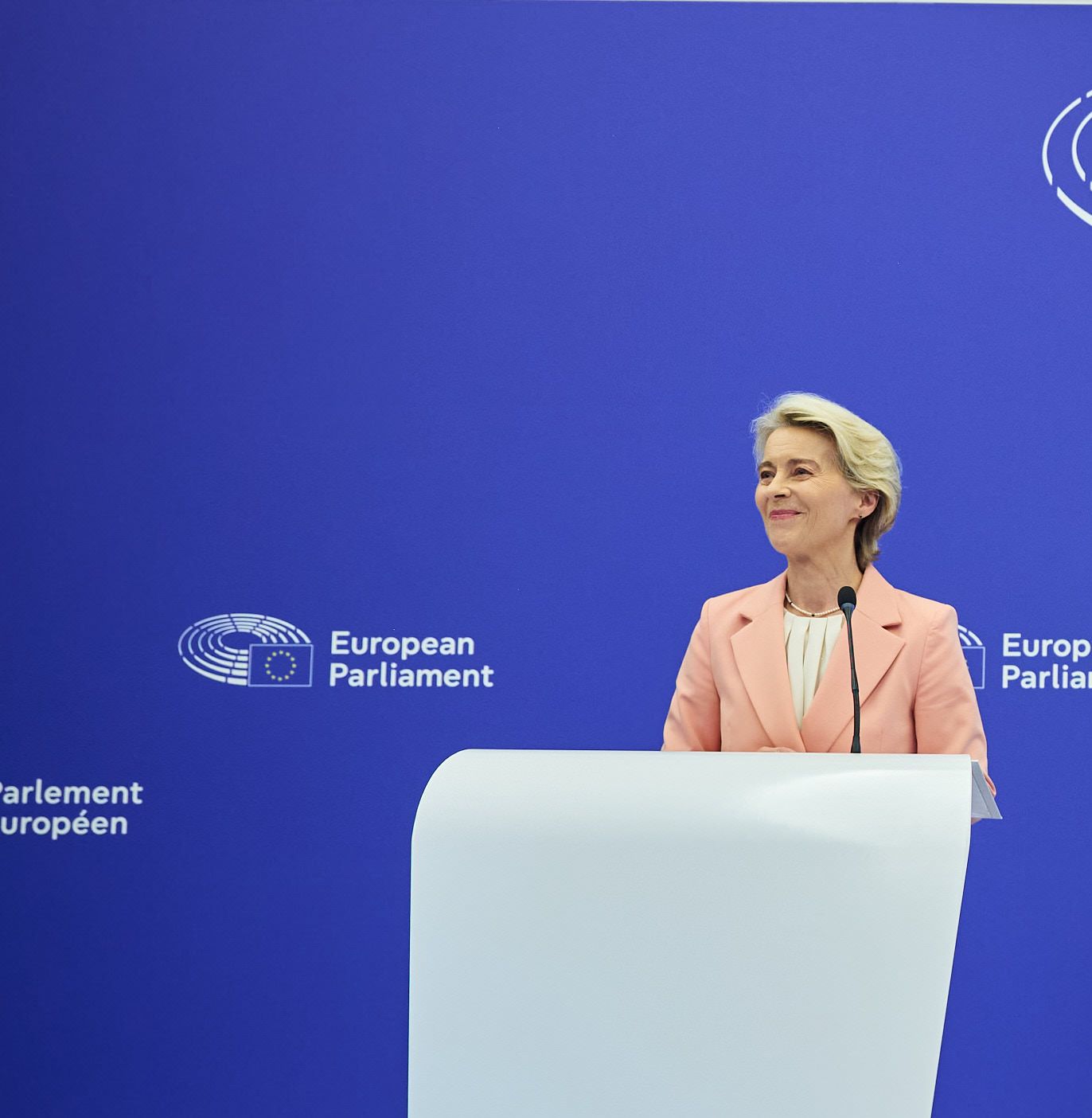 Bild von Ursula von der Leyen am Rednerpult des Europäischen Parlaments 