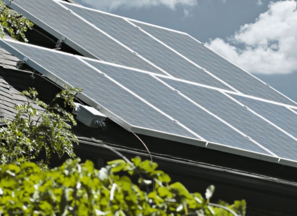 Bild von einer Photovoltaikanlage auf einem Hausdach