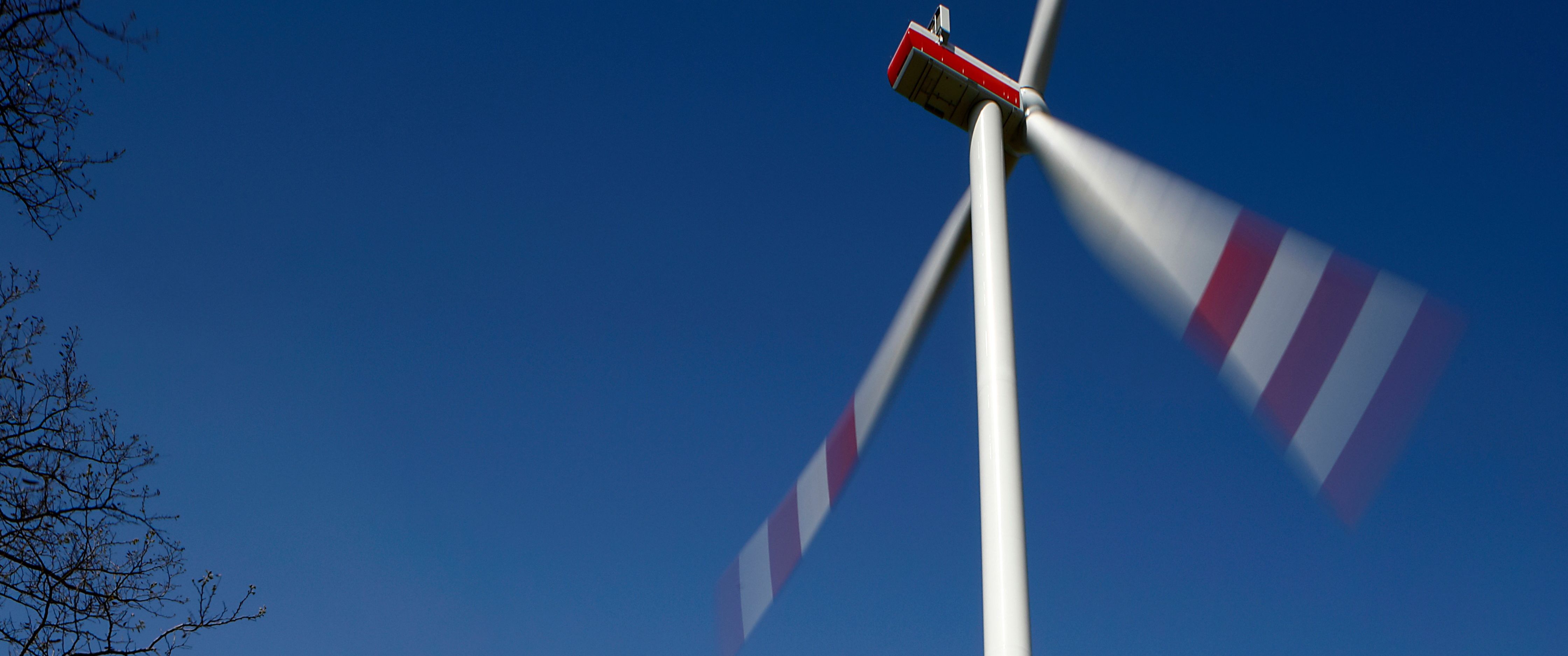 Drehendes Windrad und blauer Himmel