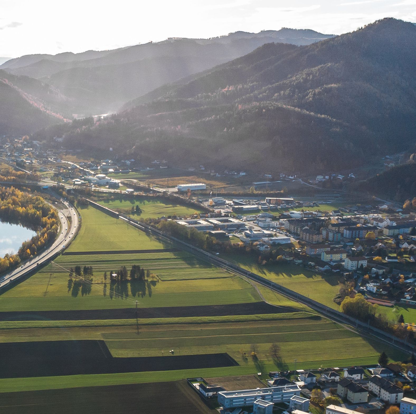 Steiermärkische Berglandschaft aus der Luft 