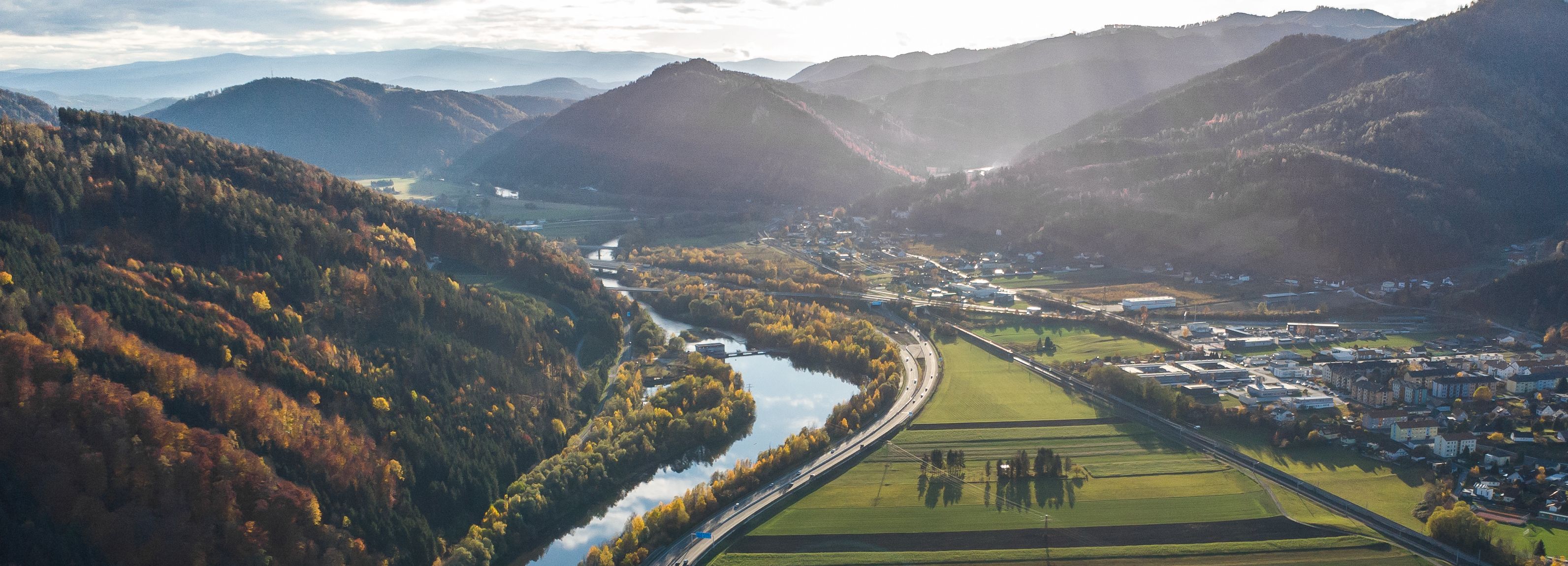 Steiermärkische Berglandschaft aus der Luft 