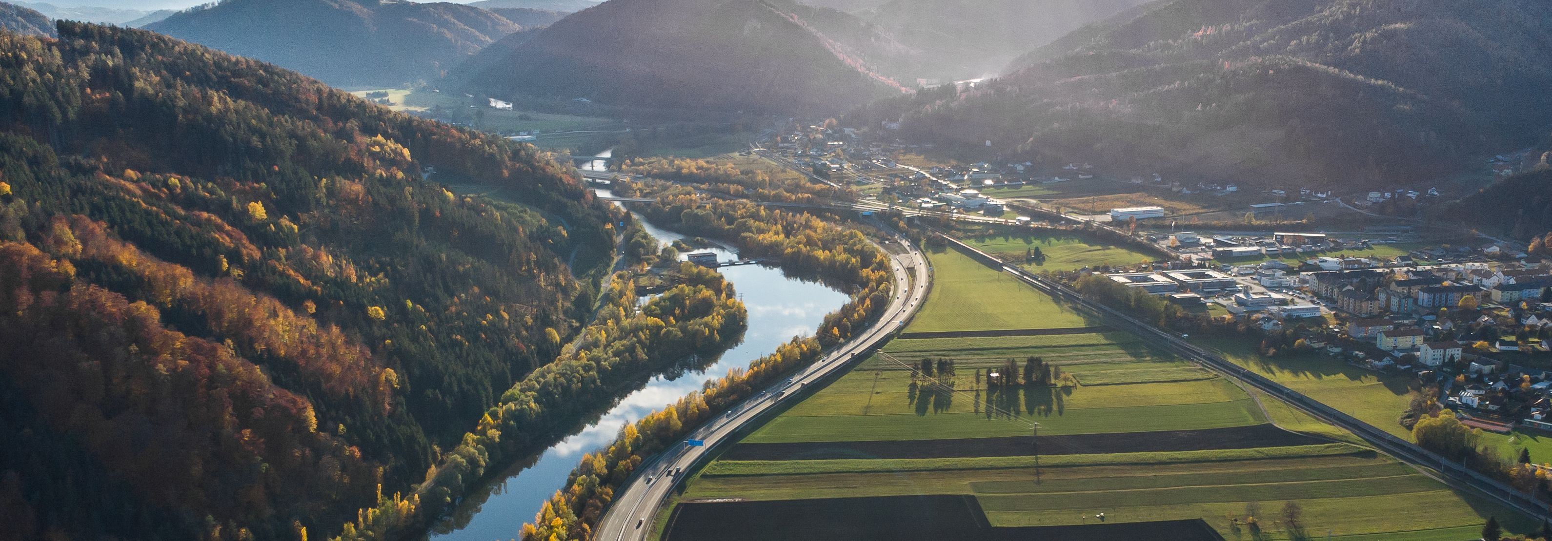 Steiermärkische Berglandschaft aus der Luft