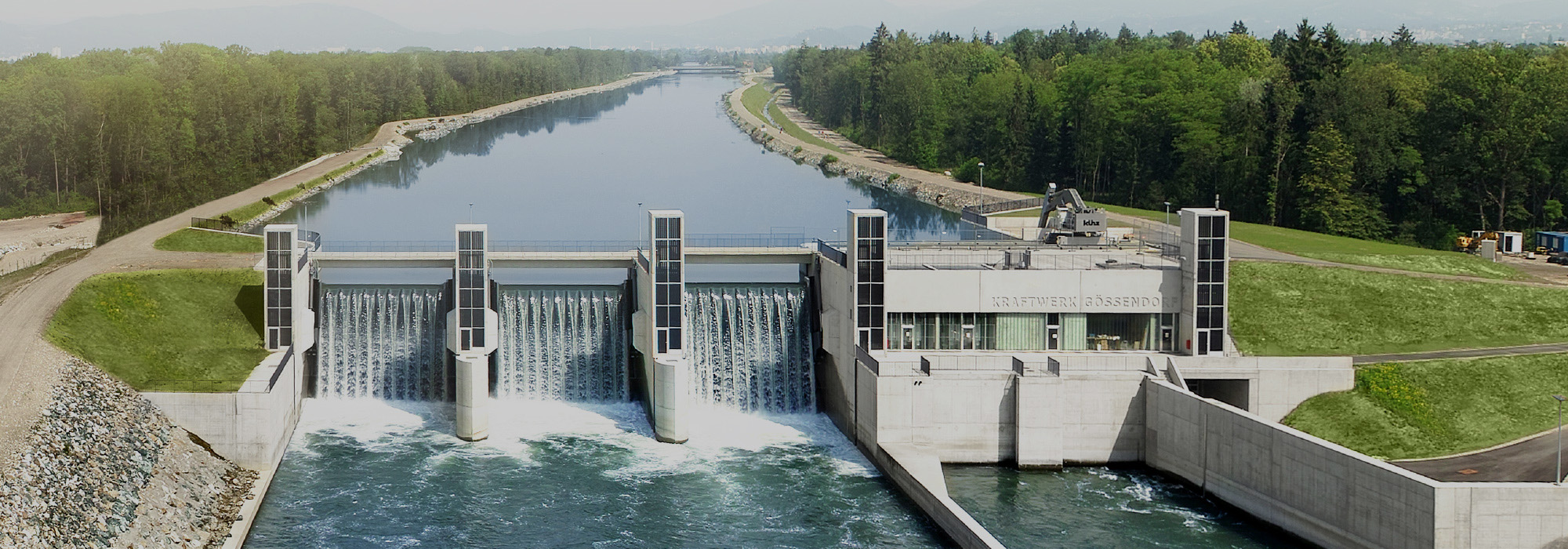 Das Wasserkraftwerk Gössendorf zeigt große Wassermengen, die hinter der Schleuse angestaut sind.