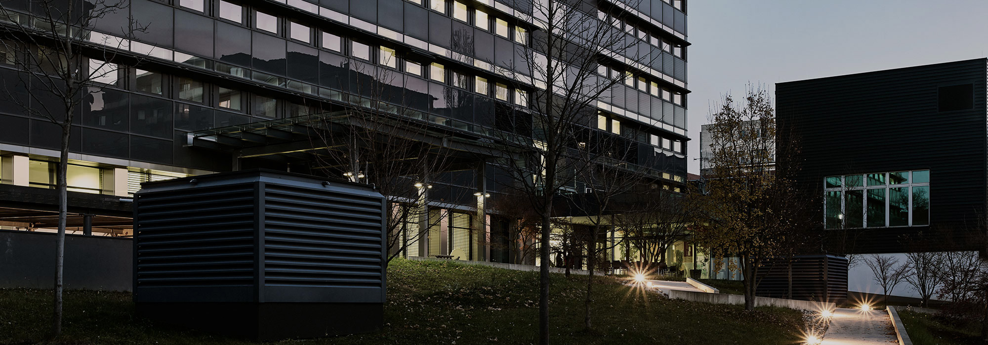 Blick auf das Büro-Gebäude der Energie Steiermark am Leonhardgürtel 10 in Graz bei Nacht. 