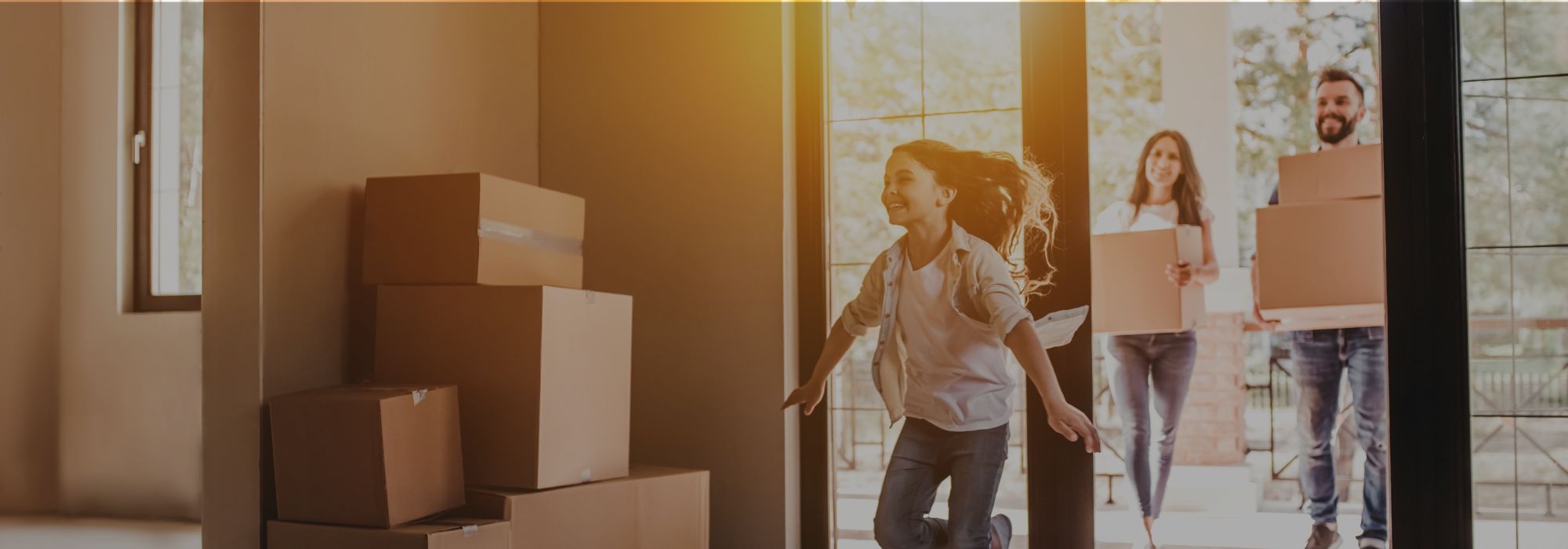 Eine Familie die gerade in ein Haus einzieht