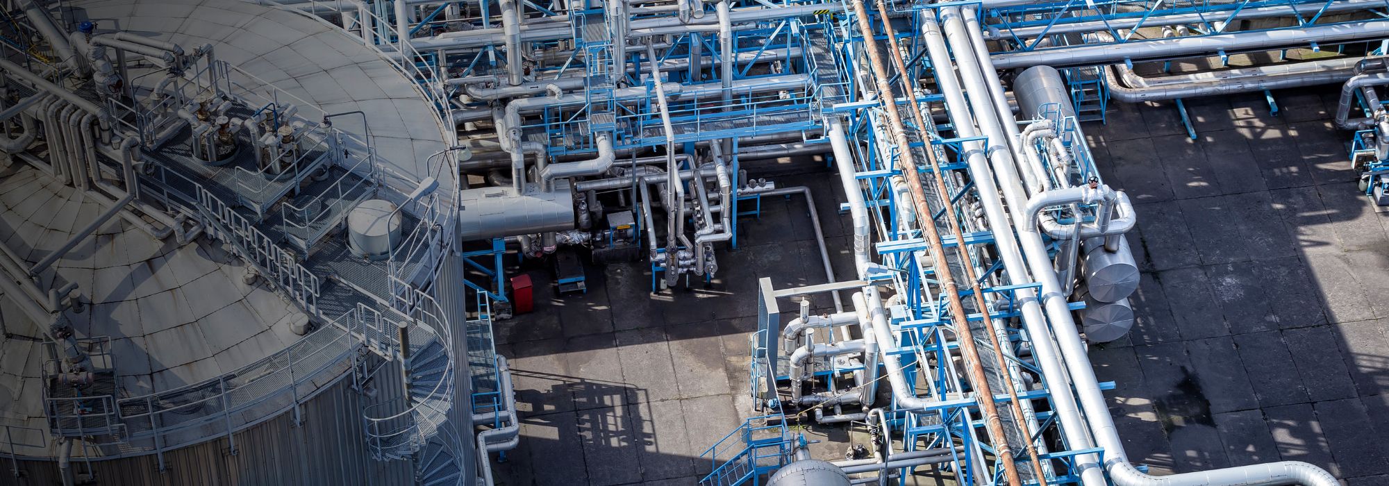 Ein Teil einer Raffinerie aus der Vogelperspektive