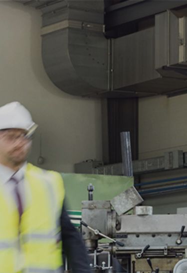 Arbeiter vor einer Maschine