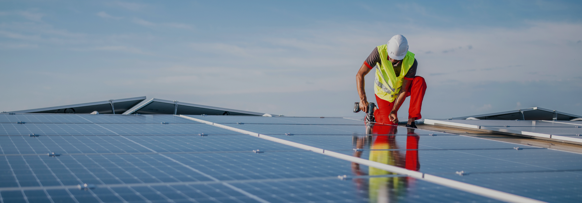Monteur befestigt eine Photovoltaik-Anlage