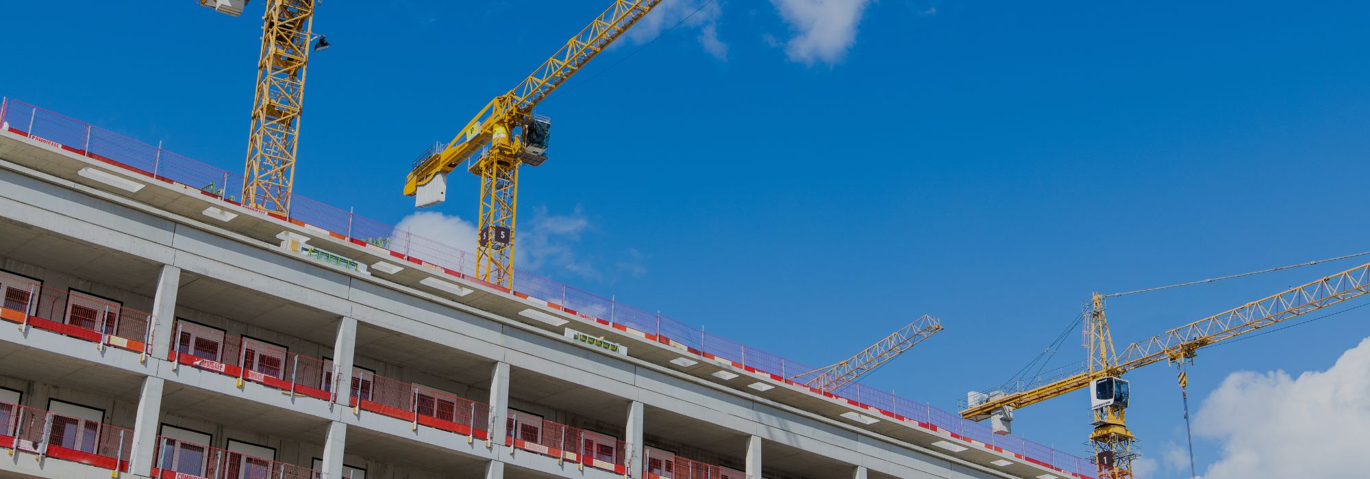 Kraene auf einer Baustelle