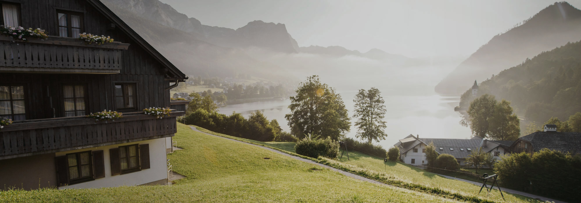 Ausblick auf ein nebeliges Tal