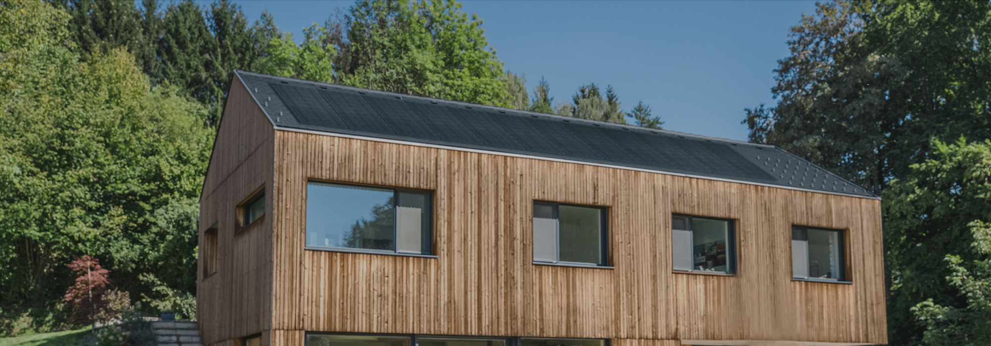 Ein Haus mit einer Photovoltaik-Anlange auf dem Dach