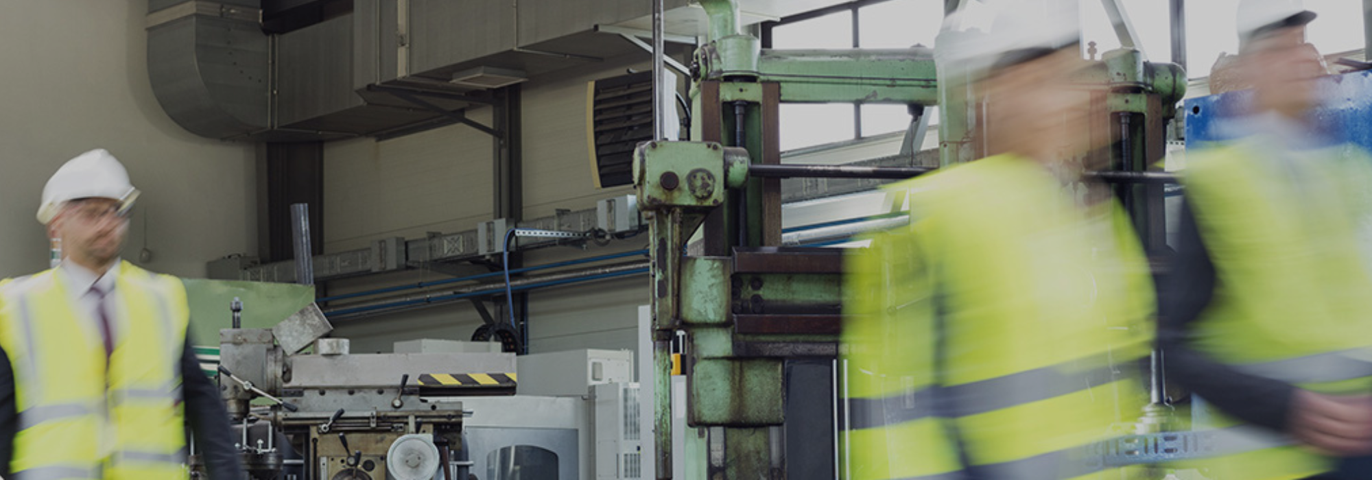 Arbeiter vor einer Maschine