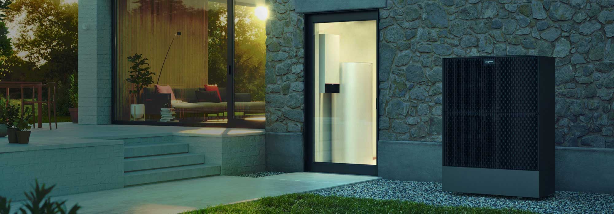 Waermepumpe vor einem Haus